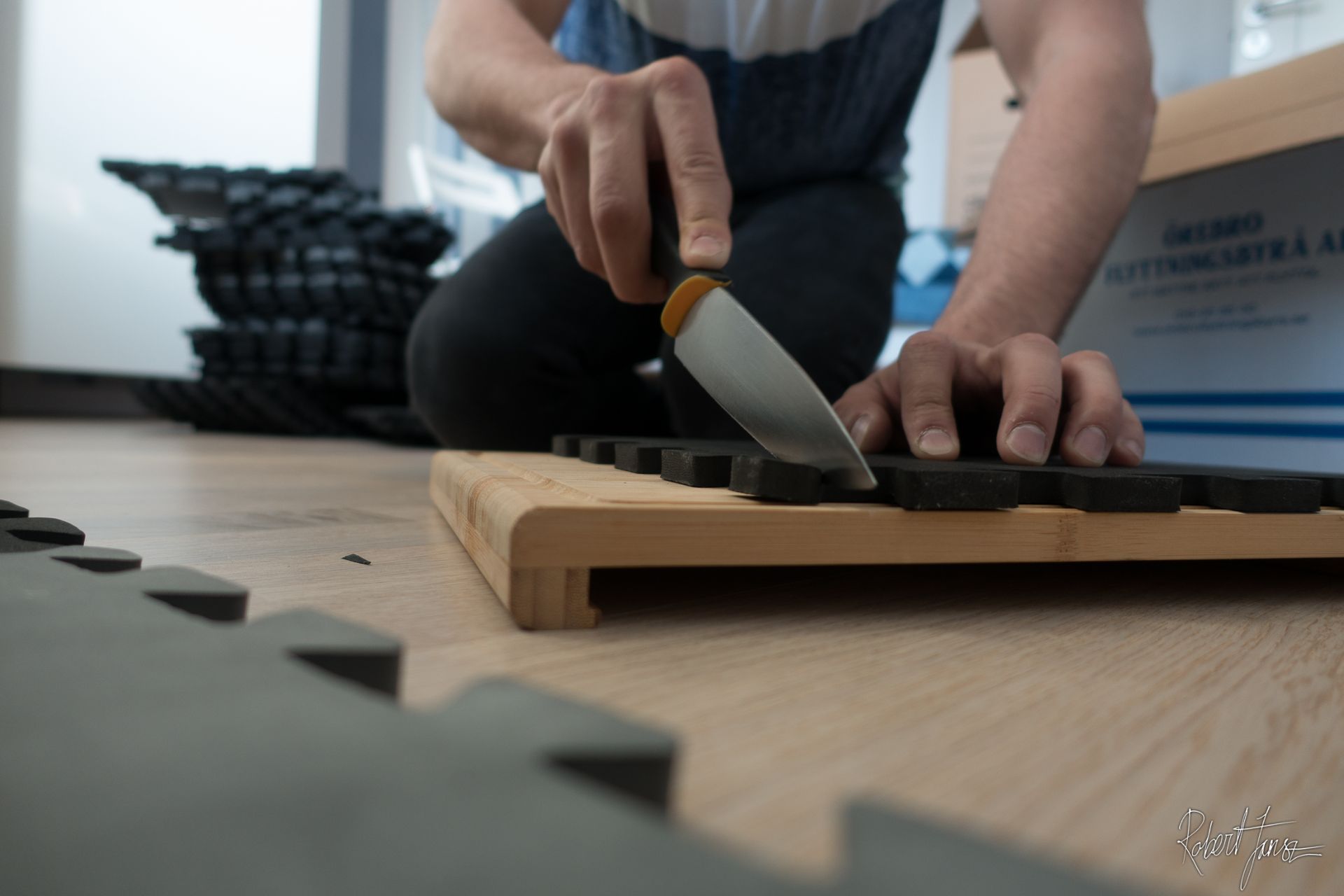 Slicing floor mat for the training room