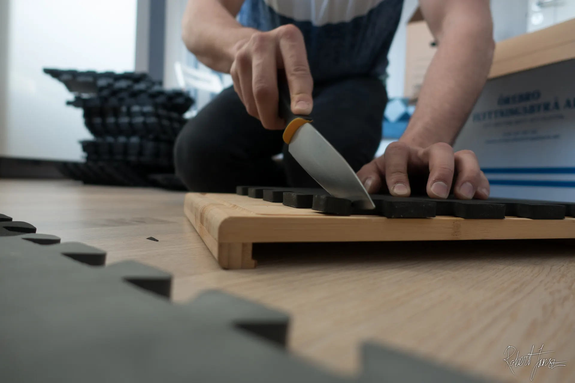 Slicing floor mat for the training room