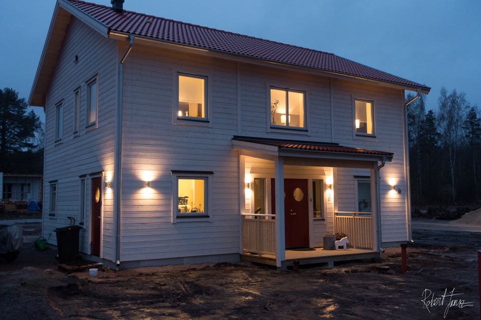 Outdoor lightning with 12 x double led lamps around house and garage