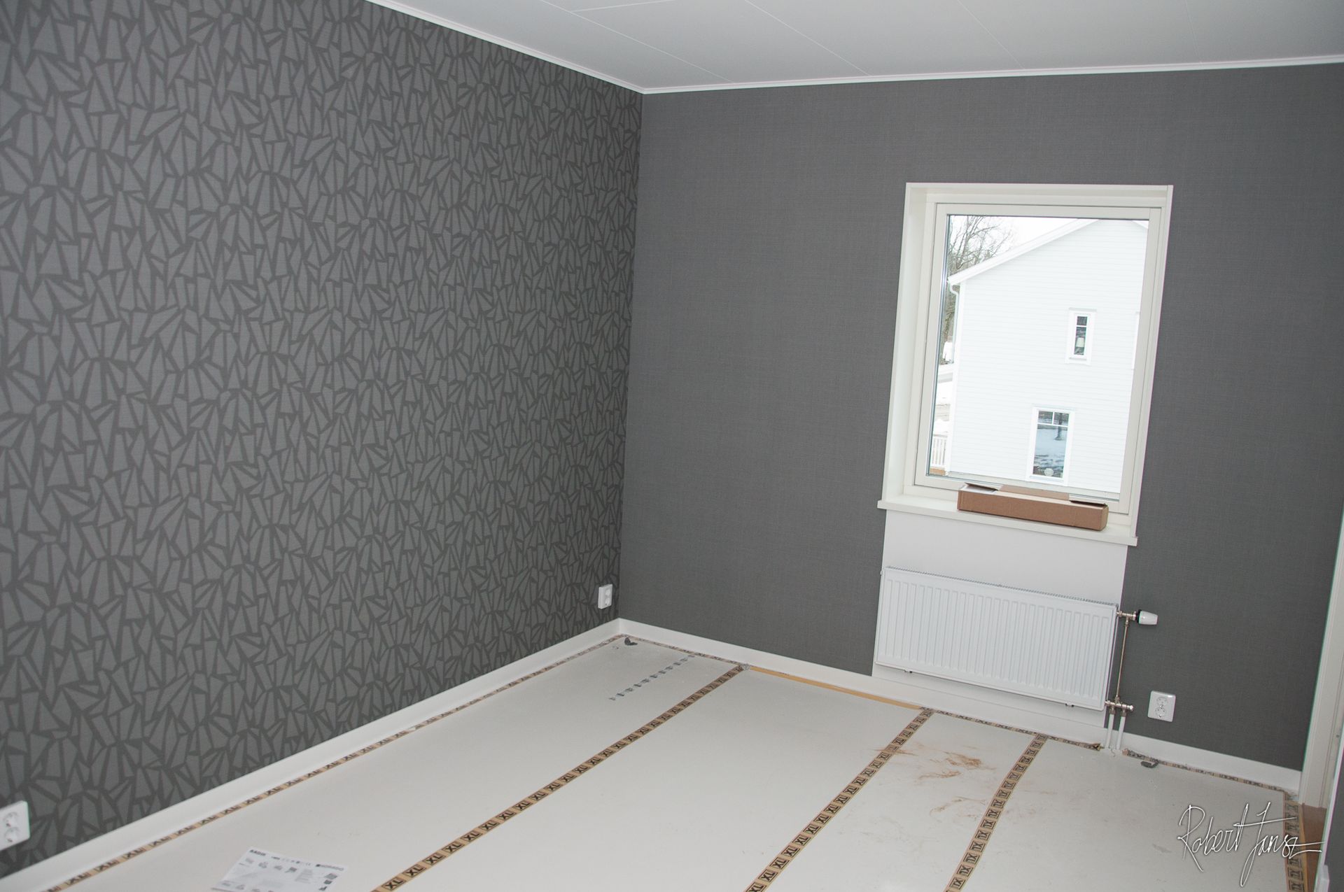Wallpapers finished in bedroom 1