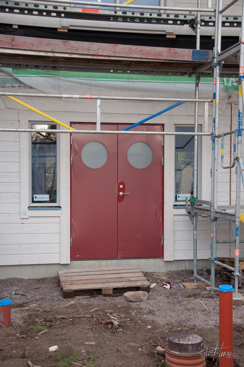 entrance doors YD106G in red (NCS S4550-Y80R) from Snickar Pär