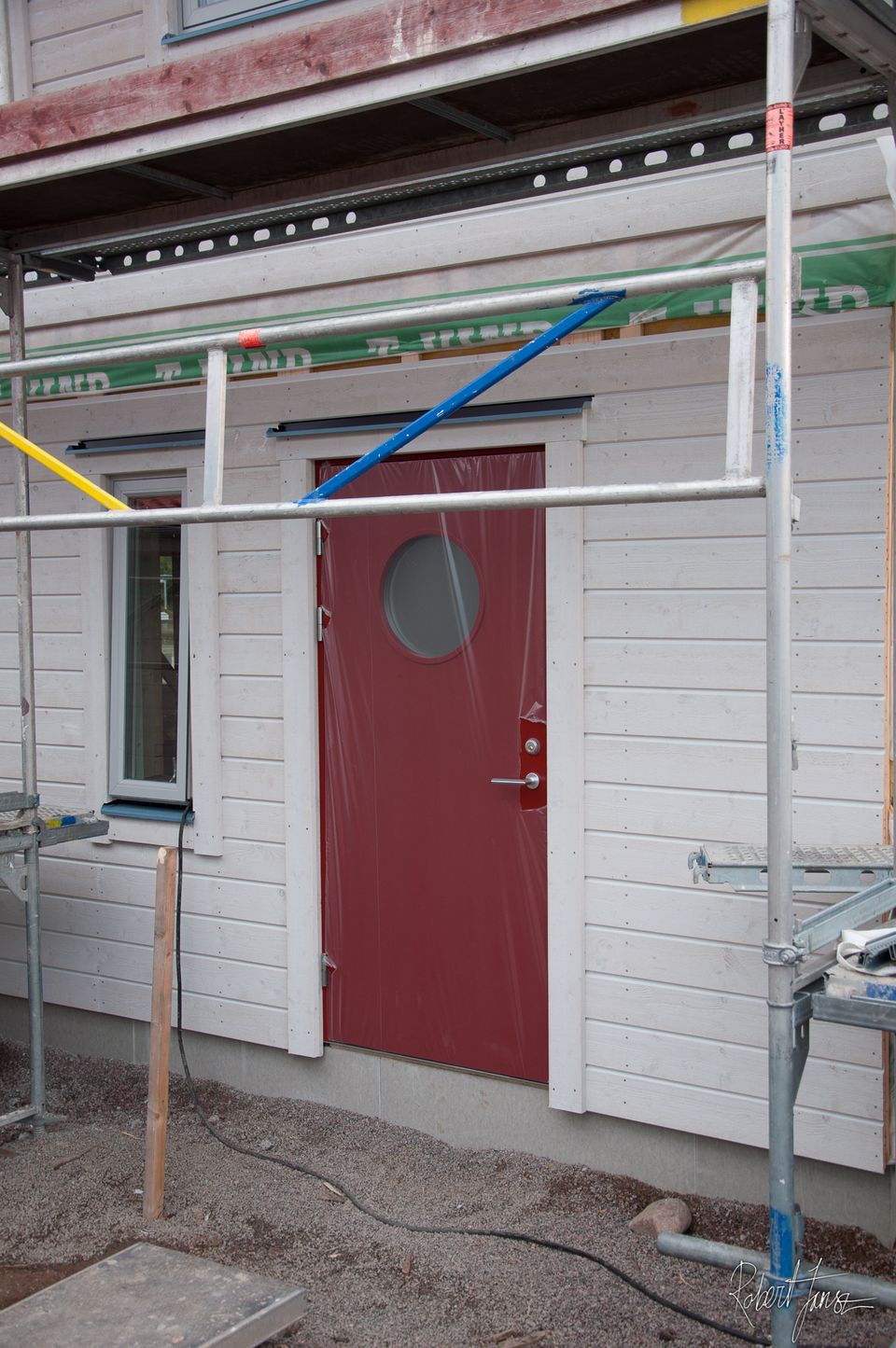 entrance doors YD106G in red (NCS S4550-Y80R) from Snickar Pär