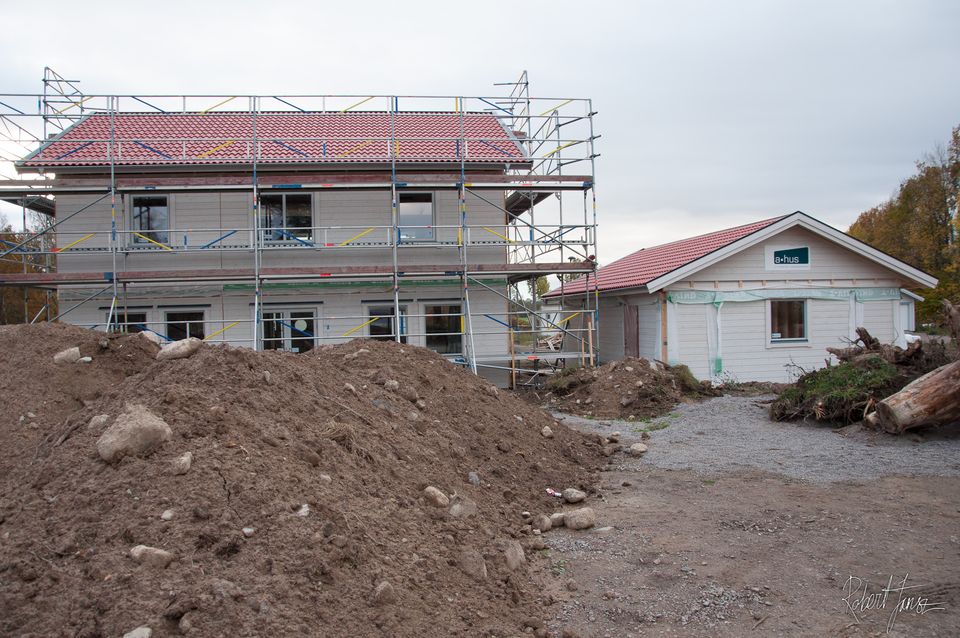 red (NCS S4550-Y80R) concrete roof tiles from Jönåker and entrance doors YD106G in red (NCS S4550-Y80R) from Snickar Pär