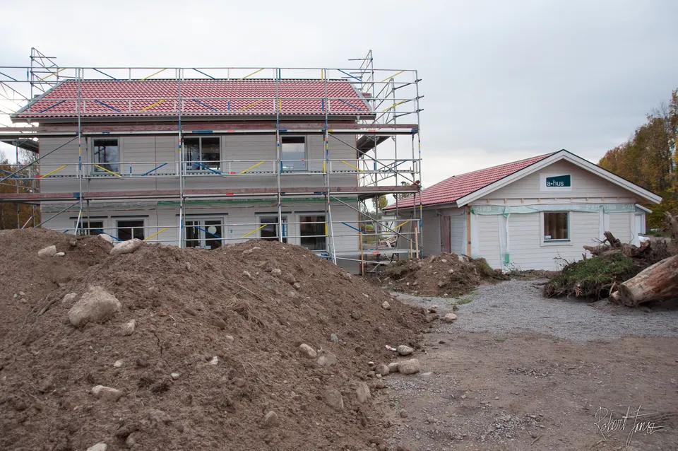 red (NCS S4550-Y80R) concrete roof tiles from Jönåker and entrance doors YD106G in red (NCS S4550-Y80R) from Snickar Pär