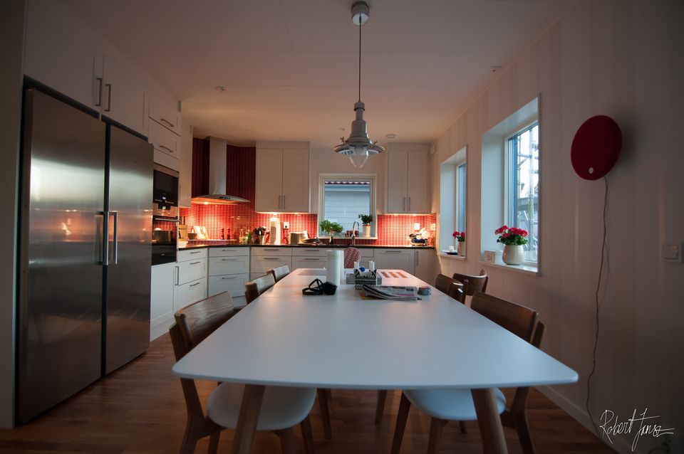 Kitchen with the new dinner table with six chairs in oak and white leather