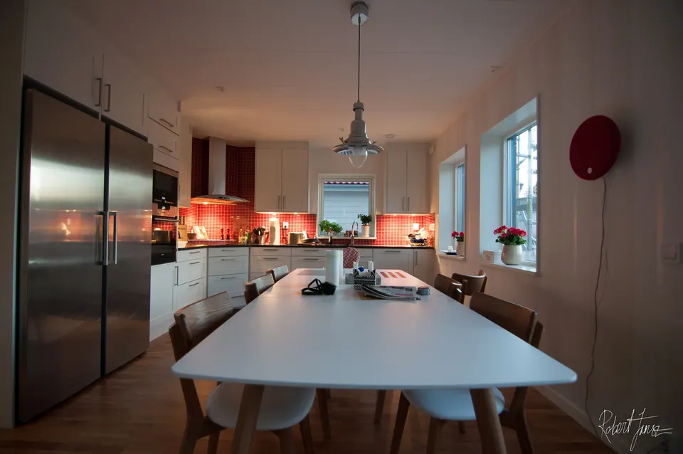 Kitchen with the new dinner table with six chairs in oak and white leather