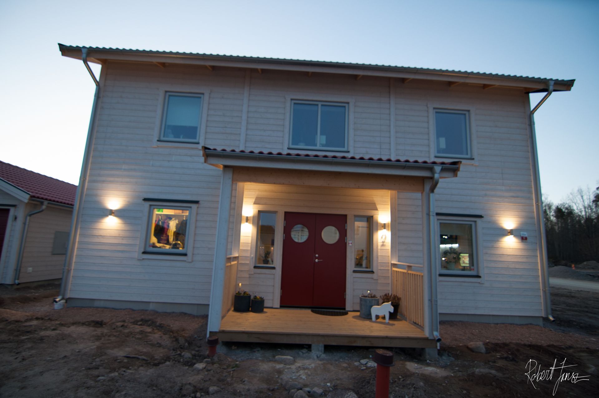 Outdoor lightning with 12 x double led lamps around house and garage