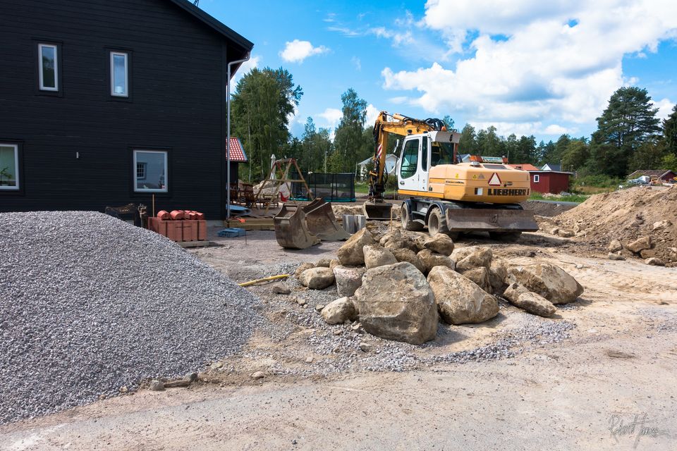 Alot of big rocks was found when excavting for the pool