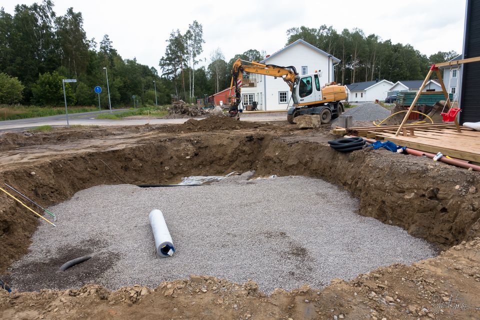 The pool bottom, packed with gravel