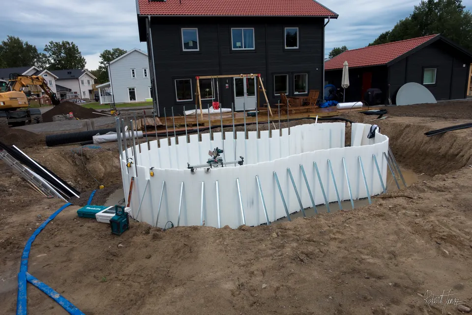 Aquispool fantasy 24 framework being mounted