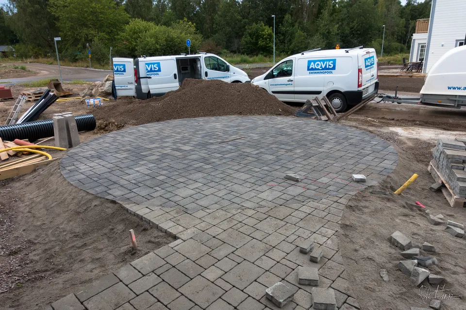 Finished sawing out the round lines in the paving stones