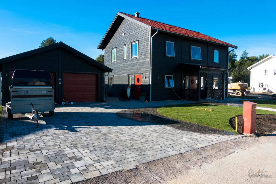 Finished lawn in front of house and driveway