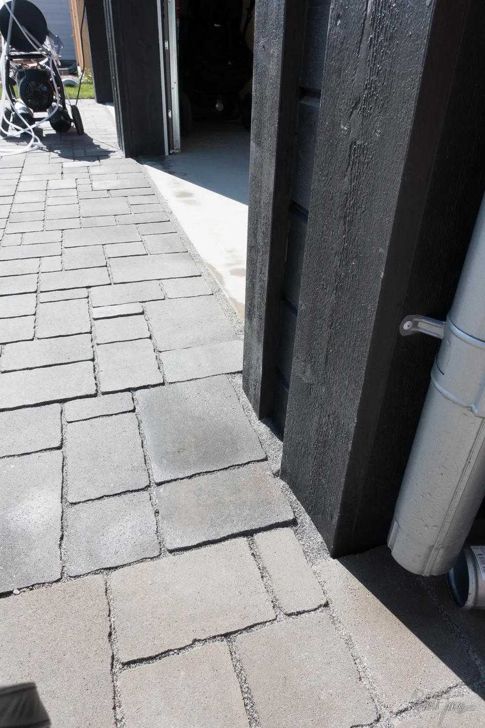 Result of paving stones joint up with lithomes joint sand