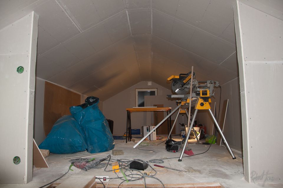Mounted plasterboards on walls and roof