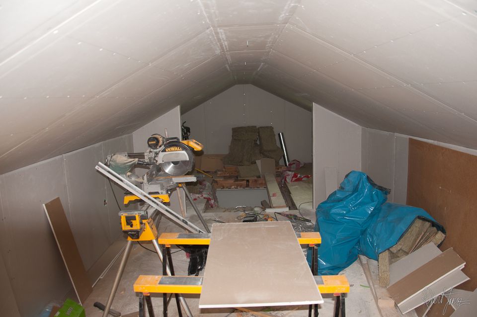 Mounted plasterboards on walls and roof