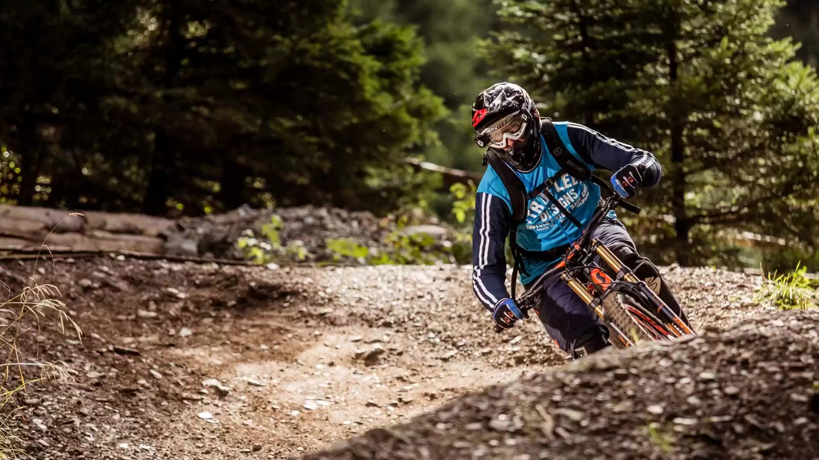 Cyklist i en doserad kurva i skogen